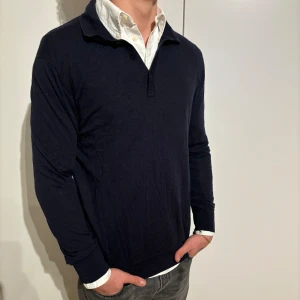 Mörkblå rugbytröja från H&M M - Blå rugbytröja från märket H&M, storlek M. Bra använt skick, inga defekter. Modell på bild är 182/67kg. Hör av dig vid eventuella frågor! Mvh CAVI