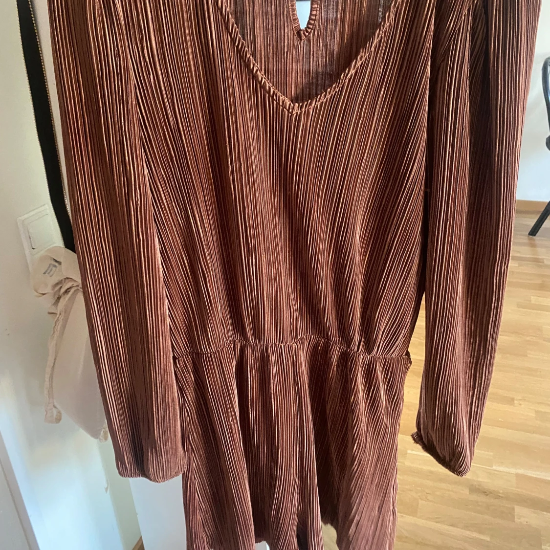 Brun plisserad klänning från Inside