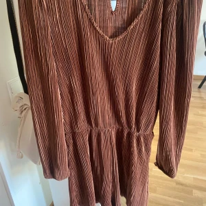 Brun plisserad klänning från Inside - Säljer en superfin brun plisserad klänning stl M