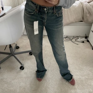 Blå jeans från Zara - Ett par super snygga raka jeans från Zara! Dom är väldigt långa på mig som är 162, skulle gissa att de passar bra på nån som är 170+! Jeansen har prislappen kvar.