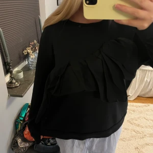 COS sweatshirt  - Såå fin sweatshirt med en volang på framsidan som är en så najs detalj! Jätte skön och bra skick :) 
