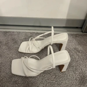 Vita klackskor  - Säljer dessa vita klackar i storlek 38, jag brukar oftast ha 39 i de flesta skor men dessa passade mig. Har endast använt de en kväll och de finns Inga defekter så de ser ut exakt som nya. Perfekt inför studenten och balen!💞