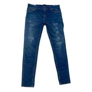 Dondup jeans - ♠️ Strlk: W31 ♠️ Skick: 7,5/10 ♠️Perfekt till vardagen men även festligare tillfällen! ♠️ Priset är diskuterbart! ♠️ Nypris: 3499:-, vårt pris 899:-