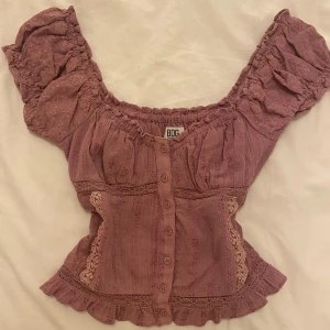 Söt top  - Top från urban outfitters som inte kommer till användning. Den ska vara rosa men tycker personligen att den ser mer lila ut. Aldrig använd. Skriv innan ni trycker på köp 💕