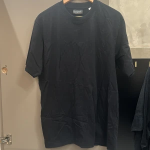 Svart t-shirt från Bolaget Records - Säljer en svart t-shirt från Bolaget Records i storlek M. Den har ett coolt tryck på baksidan med texten 'RODEO' i orange och en lista över olika städer. Perfekt för vardagsbruk eller konsertkvällar. Materialet känns mjukt och bekvämt. Helt ny, aldrig använd! 300 kr + frakt 