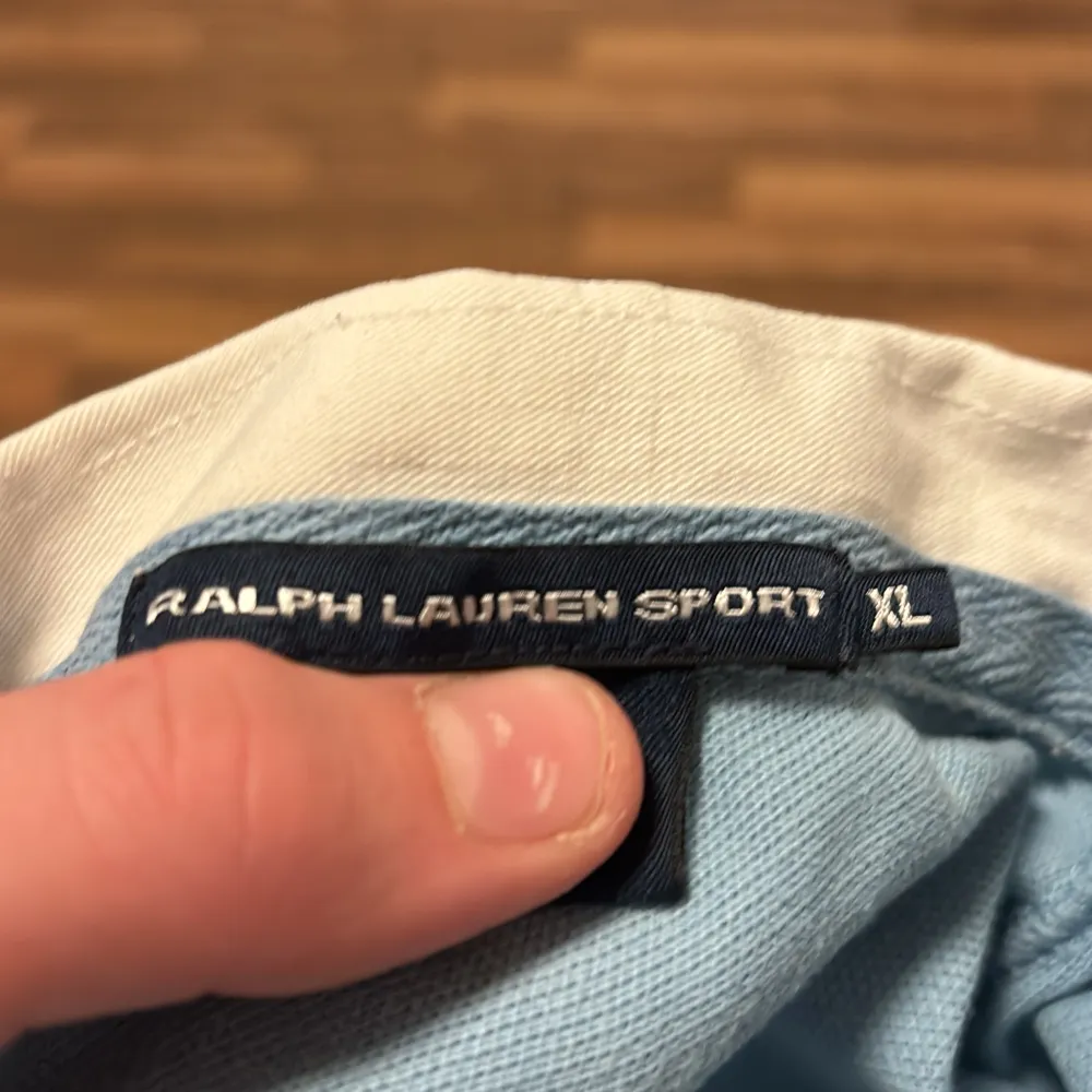 En riktigt fett vintage Ralph lauren piké. Skick 8/10 den är använd men det är inget fel på den. Det står att den är XL men det är barn storlek så den passar 100% S eller M. T-shirts.