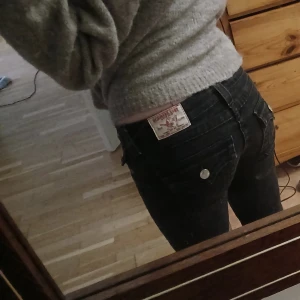 True religion jeans  - Jag säljer dessa jättefina lågmidjade jeans som är köpta här på plick men tyvärr var de för små för mig. Byxorna har bra kvalité och har inga defekter, de är inte jätte utsvängda vid benen. Vet inte vad original priset var men säljer de för priset jag köpte de på. Kontakta gärna om frågor o pris kan diskuteras!🥰