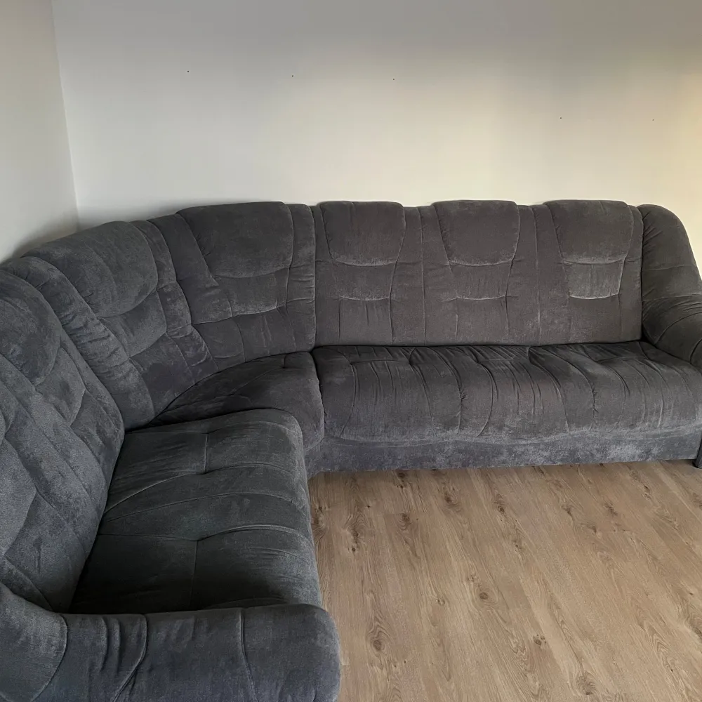 Modern soffa från Mio – i nyskick!  Säljer min fina soffa från Mio, nästan som ny! Köpt för 14 000 kr och bara använd i två år. Kvitto finns. Perfekt för dig som vill ha en snygg och bekväm soffa i toppskick.  Pris: 6000 kr Plats: [Din stad]  Säljer på grund av flytt. Skicka PM vid intresse!. Övrigt.