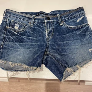 As snygga lågmidjade jeansshorts! - Snygga blå jeansshorts från Rock & Republic i bra skick. På bilden ser de ojämna ut men de är raka i verkligheten, skickar fler bilder vid förfrågan. Dessa är aldrig använda då de var försmå för mig 