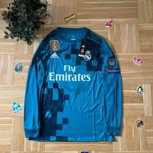 Ronaldo 7 Real Madrid fotbollströja - Säljer en Ronaldo, Real Madrid tröja från Adidas. ✅Nytt skick  📏 Storlek M  📦 Snabb leverans    • Om du har några frågor, skicka gärna ett privat meddelande :)  