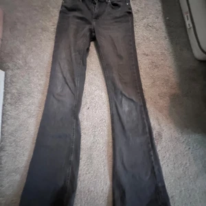 Svarta jeans från ONLY - Säljer ett par svarta jeans från ONLY i storlek M. De har en klassisk femficksdesign och är i bra skick. Perfekta för både vardag och fest! 🖤