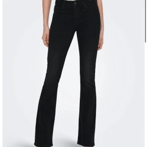 Svarta utsvängda jeans från ONLY - Säljer ett par svarta jeans från ONLY i storlek M. De är midwaist och utsvängda. De är lite mer svarta än bild 3. Jeansen är i mycket bra skick, använda 2 ggr och säljer för att dom är för stora för mig! Köparen står för frakten 💕