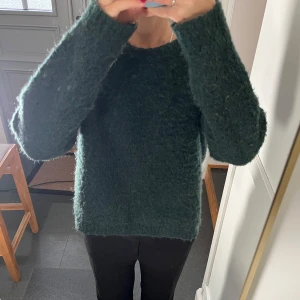 Grön stickad tröja - Grön stickad tröja från H&M i storlek S. Fint skick förutom att den är lite nopprig. Använd gärna köp nu!