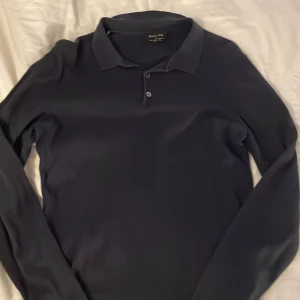 Säljer lite olika tröjor och ett bara jeans  -    Bild 1: en massimo dutti lång ärmar piké tröja navy Blue i cashmere, storlek small.      Bild 2: en half zip från dobber i storlek small.      Bild 3: en full zip kofta från MNG i storlek small.         Bild 4: ett par jeans från Levis i storlek W30 L34.       Allt är i super bra skick förutom stone island tröjan. Skriv om du har mer frågor om nått.