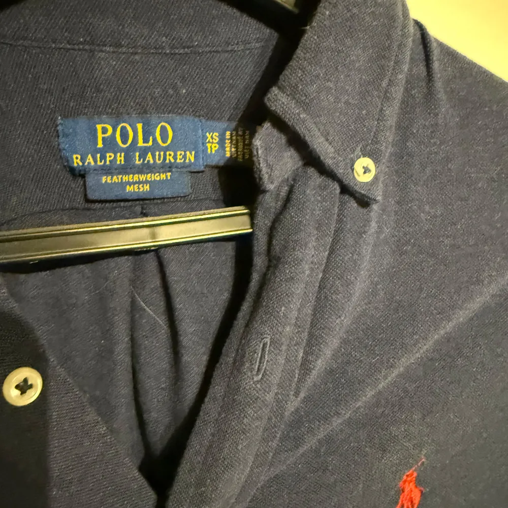 Säljer en snygg blå långärmad skjorta från Ralph Lauren i storlek XS. Skjortan är sparsamt använd och i väldigt bra skick. Nypris är 1600!! Skriv gärna vid funderingar eller prisförslag😃                    Kan kombineras med den andra skjortan i min profil för ett billigar paketpris.. Skjortor.