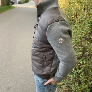 Moncler cardigan  - Säljer min moncler cardigan. Använd en gång och är i super bra skick. Hör av dig vid frågor. 