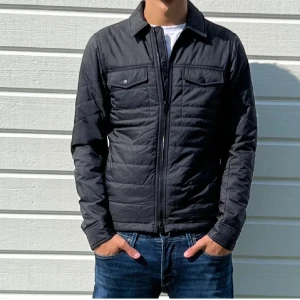 Svart quiltad jacka från J.Lindeberg - Säljer nu min j.Lindeberg jacka som är i extremt fint skick jackan passar i alla tillfällen vardags men även finare tillfällen skriv om du har nå frågor kan gå ner i pris vid snabb affär!!!