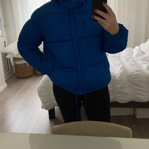 Blå pufferjacka - Säljer min blå jacka från hm i super fint skick. Storlek M