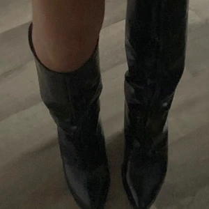 Svarta stövlar med spetsig tå - Snygga svarta stövlar i skinn med spetsig tå och hög klack. Perfekta för höst och vinter, dessa stövlar ger en elegant touch till vilken outfit som helst. De är i bra skick och redo för nya äventyr! Varma och perfekt inför vinterns fester eller bara en snugg vardag 🔥 kostade orginellt 1,500 men säljer för 850 (kan diskuteras). Knappt använda. Storlek 39 me passar även 40.          Betalning via Swish eller PayPal då jag är i behov av pengarna så snabbt som möjligt, kan berätta mer privat 💕