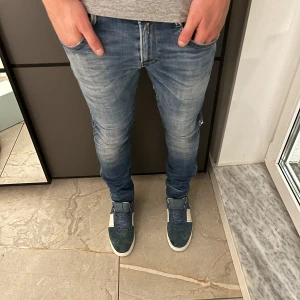 Replay anbass jeans  - Hej, säljer nu dessa replay jeansen. Anbass model. Ny pris = 1799:-. Säljas för 499-. Moddellen är 179cm