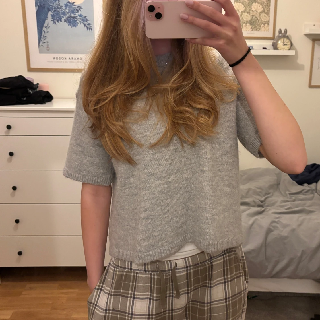 Grå stickad T-shirt - 90