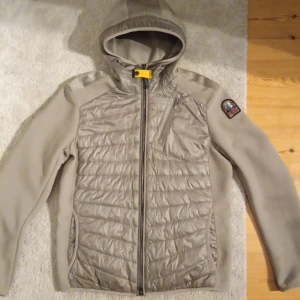 Beige jacka från Parajumpers - Säljer en beige jacka från Parajumpers i storlek M. Perfekt för höst och vår med sin varma och funktionella stil, väldigt varm för sin tjocklek. Hör av dig vid intresse, jackan är äkta köptes för ca 4000kr. Priset kan diskuteras