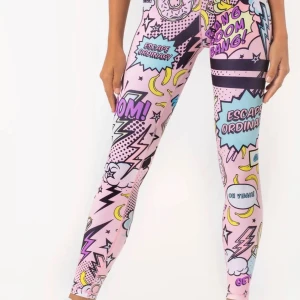 Färgglada leggings från Stronger - Säljer ett par leggings från Stronger, slitna på insidan som ni ser på etikett bilden, men inget som märks på utsidan, (antar att etiketten försvunnit i tvätten.) Perfekt för dig som vill ha något unikt och färgglatt! Köparen står för frakten💕