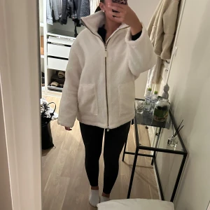 Vit teddyjacka - Varm och skön Teddyjacka som aldrig kommit till användning🩷