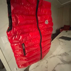 Röd Moncler Väst - Säljer en Moncler väst, Har inte använt den så mycket kanske 3 gånger anledningen till varför jag säljer den är för att den passar inte mig 