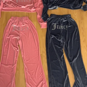 Juicy Couture velourbyxor - Säljer två par Juicy Couture velourbyxor i rosa och blått . Båda paren har elastisk midja och 'Juicy' tryckt på baksidan. Perfekta för en avslappnad och trendig look! 