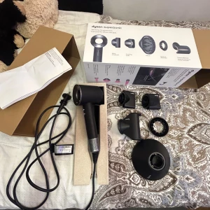 Dyson supersonic  - Fick min dyson som present från mitt ex förra månaden, vill inte längre ha den, nytt i skick, använd i en månad ett par gånger (RÄKNAS SOM NY) buda på, vill bli av med den så snabbt å möjligt