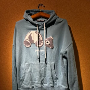 Blå hoodie från PA - Knappt använd oäkta blå hoodie från PA. Den har en stor ficka fram och justerbara snören i huvan. Perfekt för kyliga dagar eller bara för att chilla i. 🐻💙