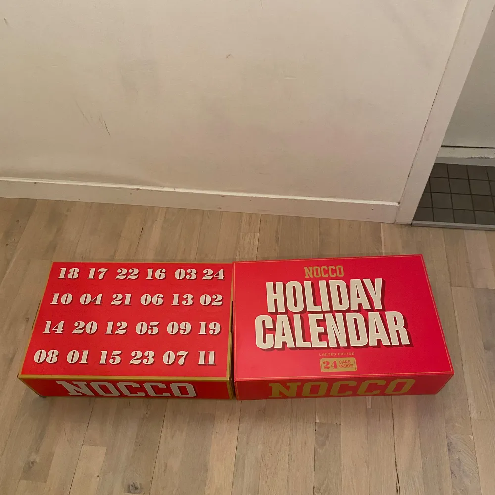 Säljer en Nocco Holiday Calendar med 24 burkar. Perfekt för att räkna ner till jul med en ny smak varje dag. Kalendern är röd med stora vita bokstäver och har en exklusiv känsla. Limited edition, så passa på innan de tar slut! Säljer med utgångspris på 699. Hämtas i Stockholm då vikten är 8kg. Fraktas alltså ej.. Övrigt.