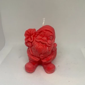 Tomte med presentpåse - Soja ljus i form av en jultomte med presentpåse på ryggen! Färgen kan anpassas samt doft läggas till! Vikten är upp mot 150 gram 