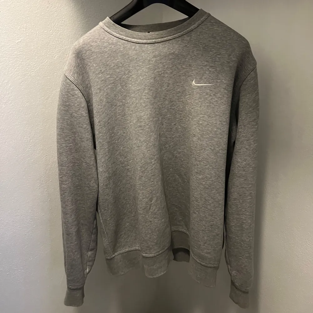 Säljer en klassisk grå sweatshirt från Nike i storlek L. Tröjans passform sitter som M/S o har en enkel design med Nike-loggan broderad på bröstet. Den är i mycket bra skick och superbekväm att ha på sig.. Neuletakit & Villapaidat.