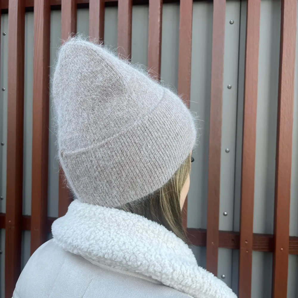 Följ vårt uf företag på instagram om du är intresserad av att köpa en mössa av oss, finns i fem olika färger🩷heat_ufforetag . Asusteet.