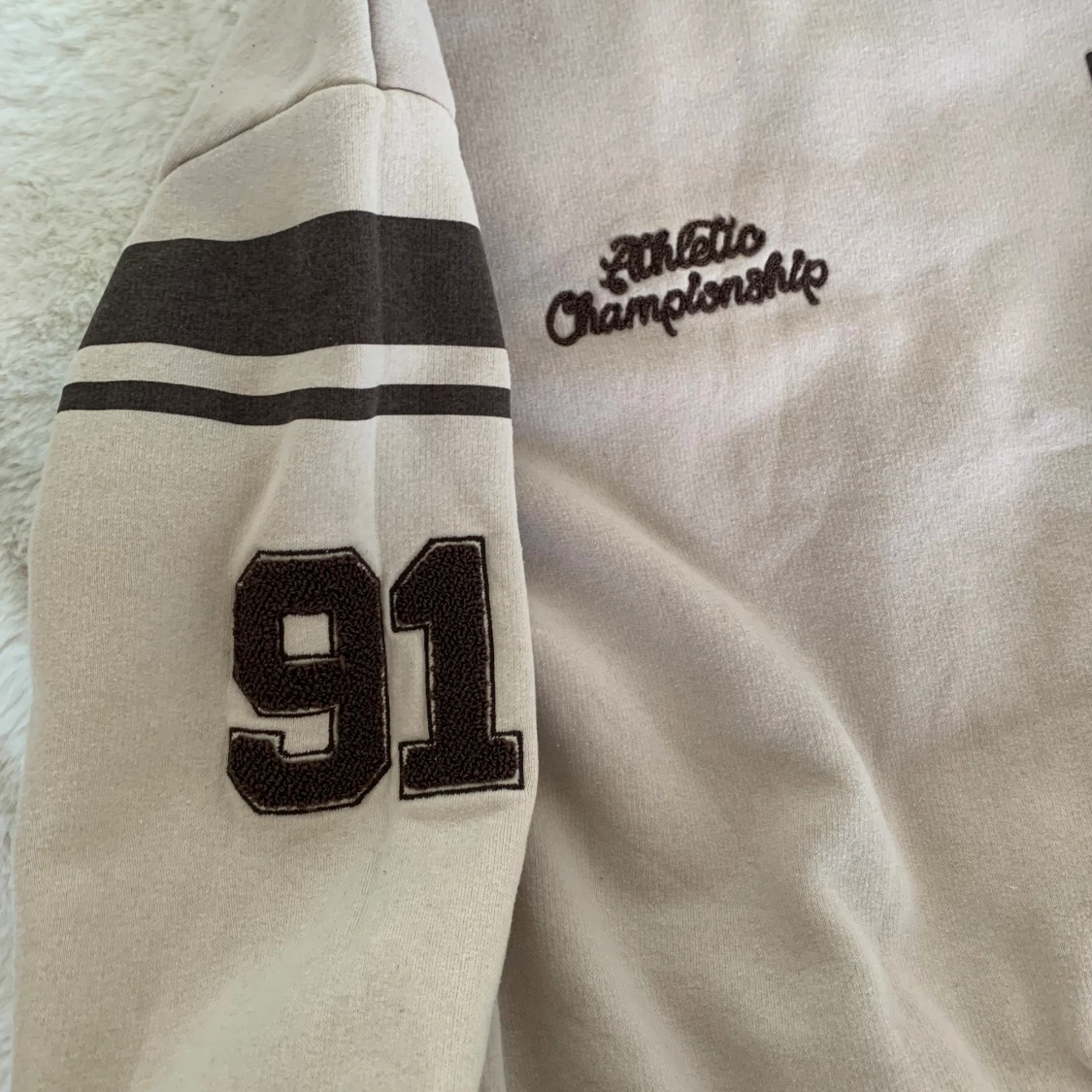 Oversized Beige sweatshirt med bruna detaljer. Beige tröja.  - 92