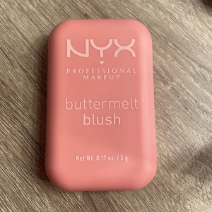Buttermelt Blush från NYX Professional Makeup - Säljer en superfin Buttermelt Blush i nyansen 'Butta Together'. Den har en mjuk och krämig konsistens som ger en naturlig rosig ton till kinderna. Förpackningen är kompakt och perfekt för att ta med i väskan. Perfekt för att fräscha upp looken under dagen! Den är bara öppnad men inte testad! Nypris 150 kr