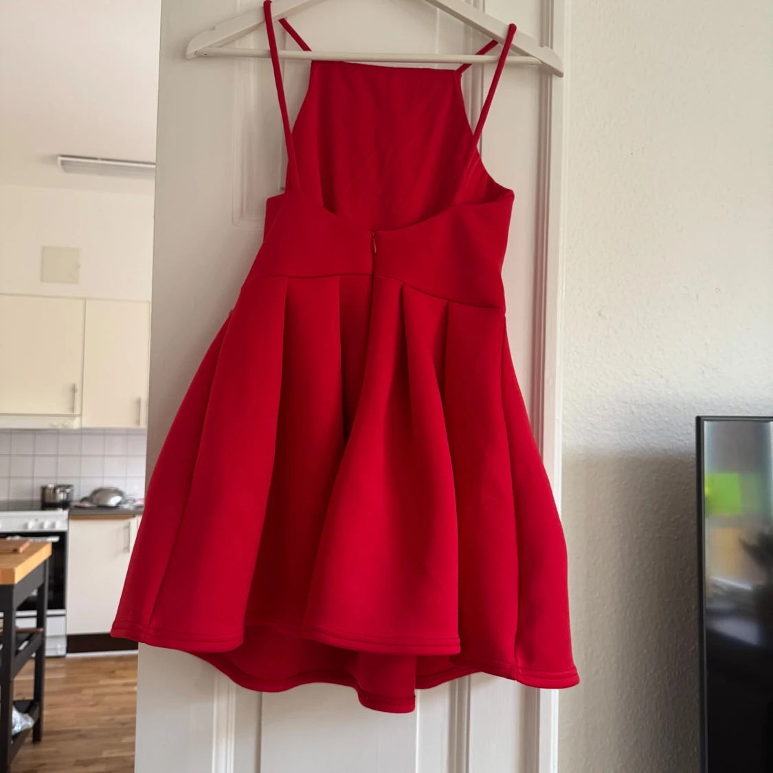 Röd klänning med smala axelband True Viloet - 90
