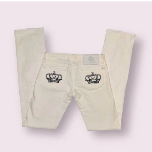 Vita Victoria Beckham - Sååå fina Victoria Beckham jeans. 3 första bilderna är från tjejen jag köpte dom av. Har några små fläckar som stannade efter jag tvättade dom men skulle tro att de kan gå bort om man försöker lite eller bara tvättar dom igen.  Storlek 25. Skriv om du har frågor!❤️