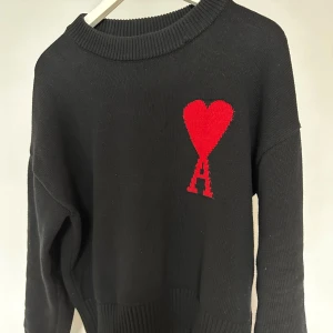 Snygg och mysig ami tröja.  - Tröjan är knappt använd men har en liten defekt vid kragen men inget man märker. Säljer för att den inte passa mig. Pris kan diskuteras och kan sänkas vid snabb affär. Ej äkta