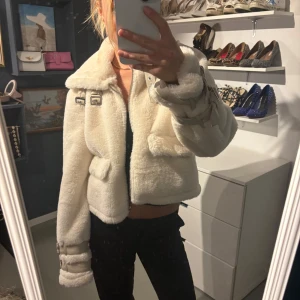 teddyjacka - Säljer en supermysig vit teddyjacka