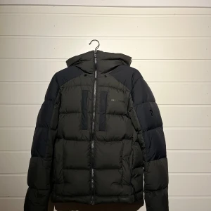Mörkgrön dunjacka från Peak Performance. - Köpt två vintrar sedan inte flitigt använd. Skick 8/10. Nypris på jackan är runt 4000kr.