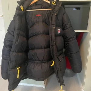  Fjällräven down expedition puffer herr - Nyss fått in denna puffer som är hetaste jackan i år för vintern inga problem med den alls. Ny pris 9999kr storlek M herr