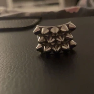 Silvrig ring med nitar - Cool och edgy silvrig ring med flera nitar som ger en punkig känsla. Perfekt för att ge din outfit en tuff touch. Passar bra till både vardag och fest. 🖤