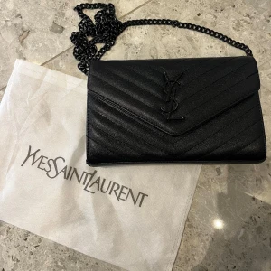 Svart axelväska från Yves Saint Laurent - Fin väska i svart material!!! Lite få defekter har fotat i beskrivningen❤️❤️