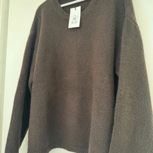 Brun stickad tröja - Säljer en mysig brun stickad tröja i storlek M. Perfekt för höst och vinter med sin varma och bekväma design. Tröjan har långa ärmar och en klassisk rund halsringning. Ett måste för garderoben när det blir kallare ute! 🍂