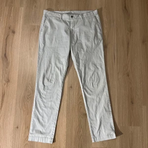 J. Lindeberg byxor - Säljer nu dessa chinos från märket J. Lindeberg. Nypris ligger på 1600kr. Perfekt skick. Modellen på bild 3 är 181cm lång & väger ca 65kg. Byxorna är gräddvita i färgen. Priset kan diskuteras. Tveka inte på att höra av dig vid frågor eller fler bilder!