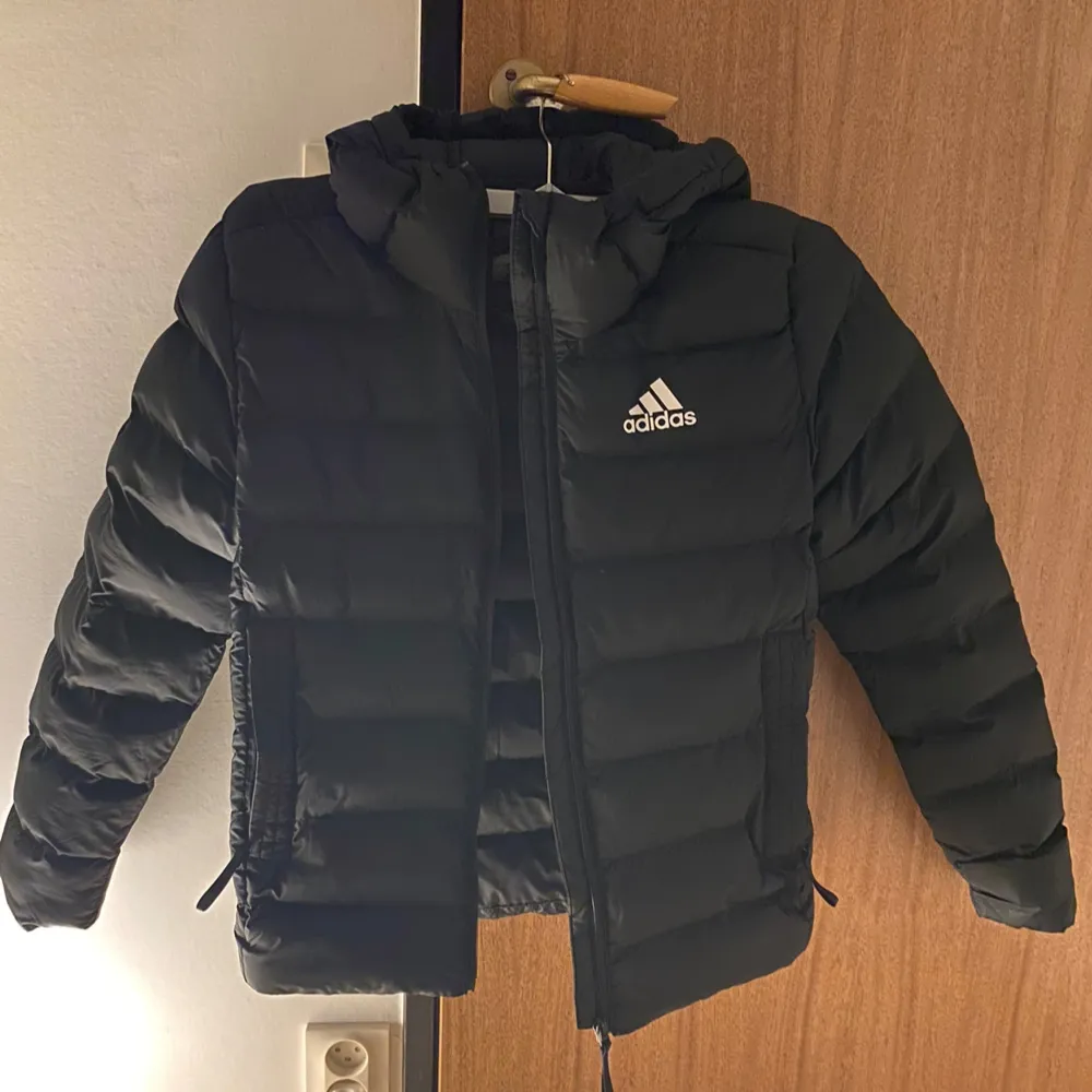 Säljer en svart dunjacka från Adidas i mycket bra skick. Har bara använts ett fåtal gånger. Perfekt för vintern som kommer . Takit.