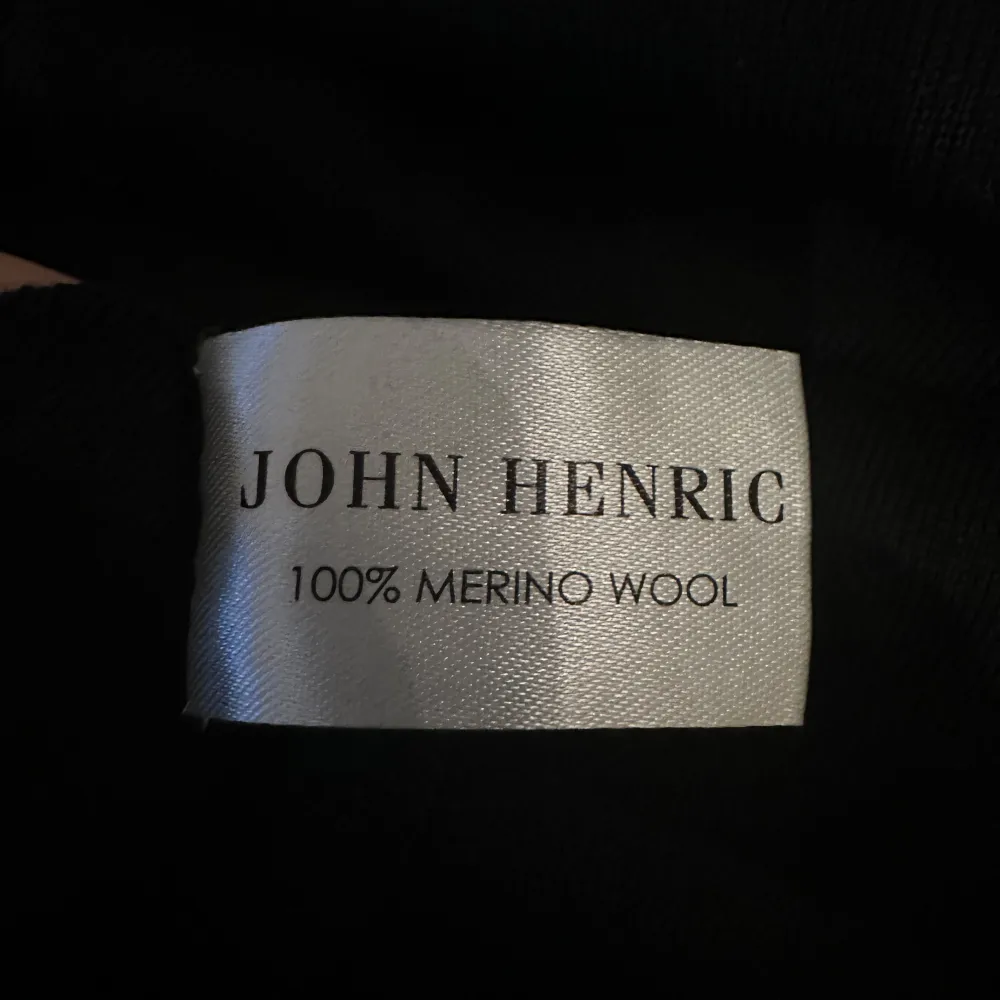 Säljer nu denna otroligt sköna merinotröja från John Henric i 100% merinoull. Tröjan är använd vid ytterst få tillfällen och har använts varsamt. Skicket är 9/10 och har inga tecken på användning. Nypris är 999 kr mitt pris 449 kr.. Tröjor & Koftor.